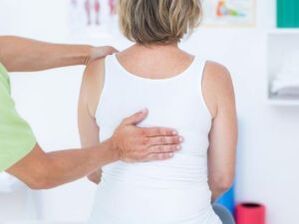 Un patient souffrant de maux de dos au niveau de l'omoplate est examiné par un médecin. 