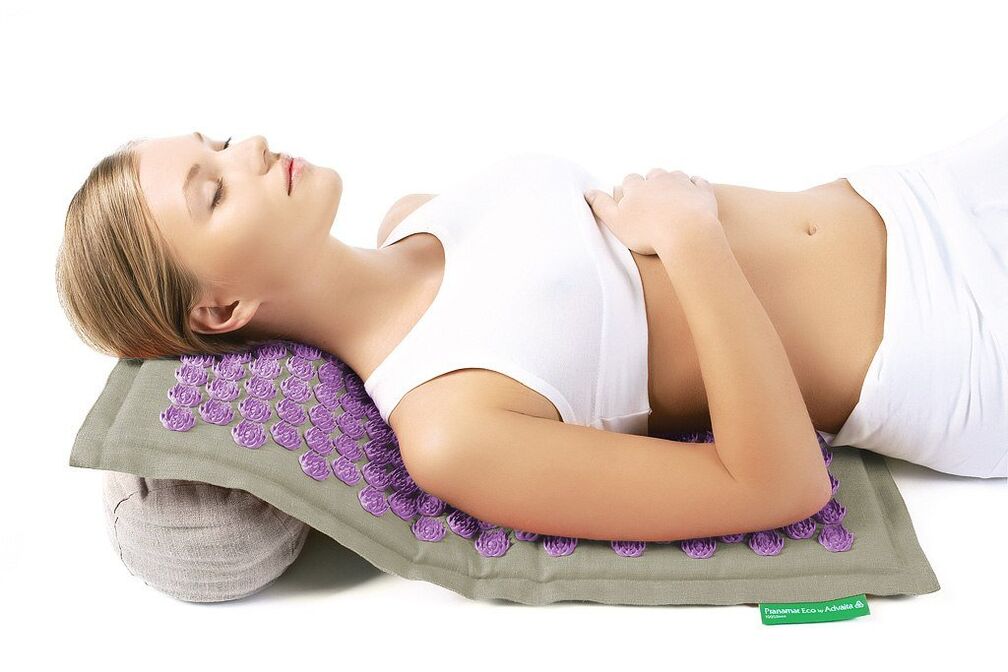 L'applicateur à aiguille aidera à lutter contre l'ostéochondrose de la colonne cervicale.