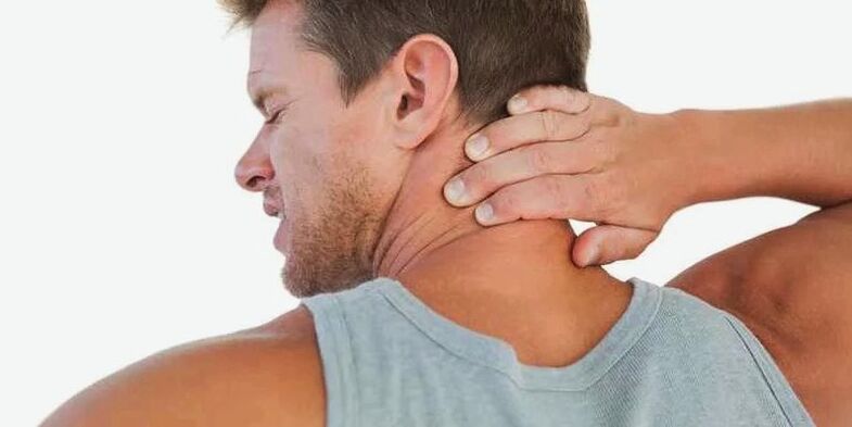 Une douleur au cou indique une compression des racines nerveuses dans la région cervicale.